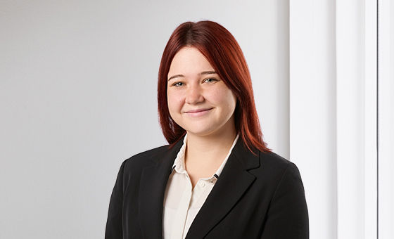 Portraitfoto von Indira Jäger, bei der St.Galler Kantonalbank