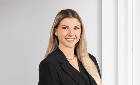 Portraitfoto von Flavia Stolz, Fachspezialistin Gewerbekunden bei der St.Galler Kantonalbank